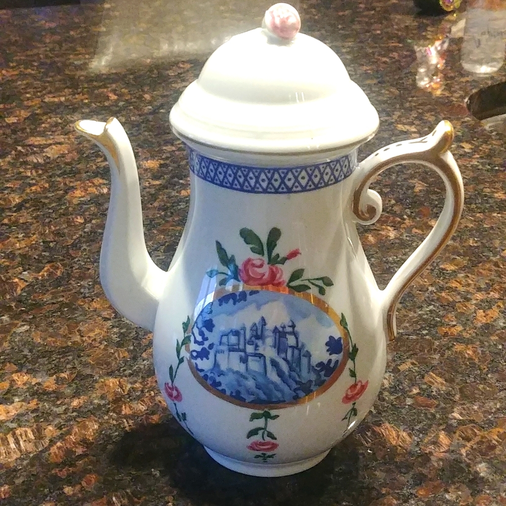 Orient Express Elizabeth. Arden Porcelain Teapot Japan